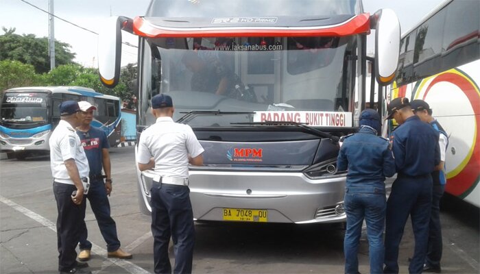 Petugas Dishub Terninal Kalideres, Jakbar menjelang Natal 2019 dan Tahun Baru 2020 melakukan pra ramp check dengan memeriksa kelaikan jalan 256 bus di terminal tersebut. (Rachmi)