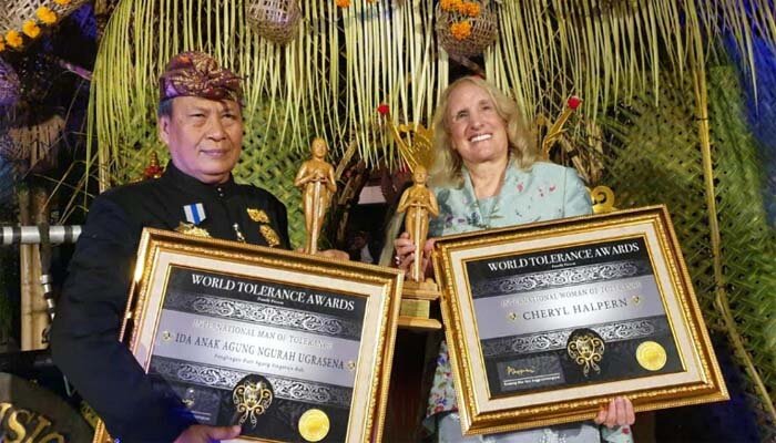 Sutradara Cheryl Halpern dan Penglingsir Ida Anak Agung Ngurah Ugrasena Menerima Penghargaan International Persons of Tolerance 2019.(ist)