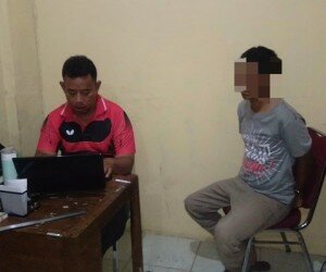 Tersangka Endin Saedin diborgol setelah pura-pura kesurupan.(haryono)