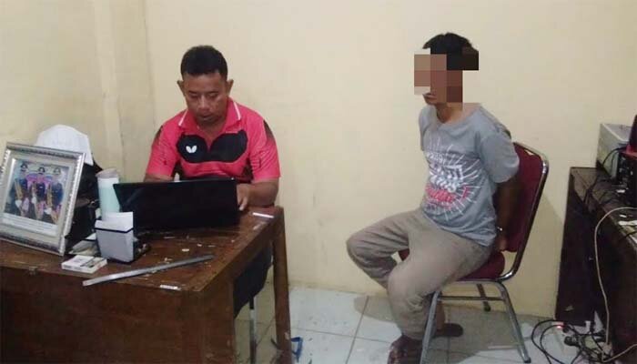 Tersangka pencopet guru honorer saat menjalani pemeriksaan oleh penyidik Unit 3 satreskrim. (ist)