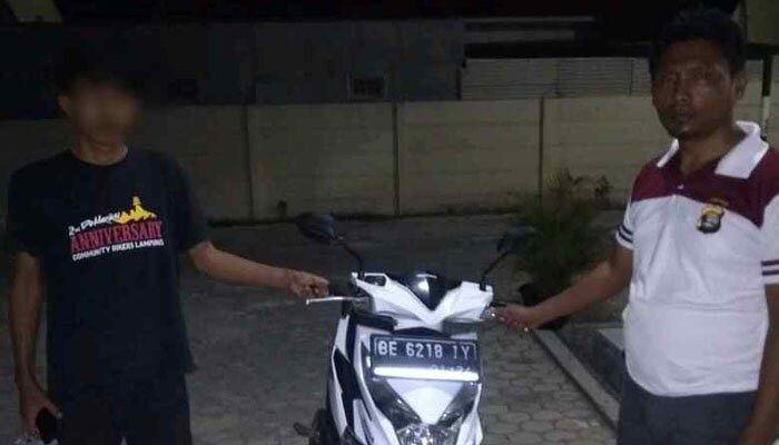 Pelaku baju hitam dan barang bukti motor yang dicurinya.(ist)