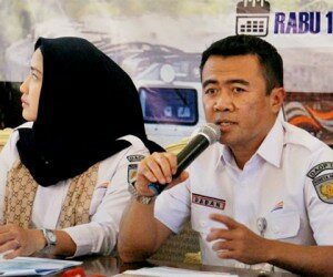 Executive Vice President Daop 1 Jakarta, Dadan Rudiansyah didampingi Kahumas PT KAI Daop 1 Jakarta Eva Chairunisa serta jajaran saat menyampaikan keterangan pers. (ikbal)