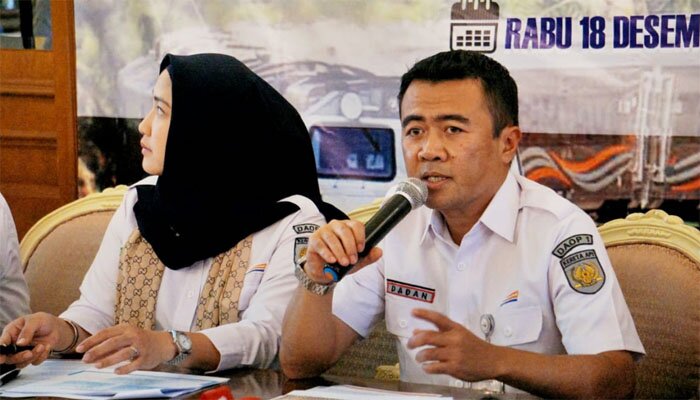 Executive Vice President Daop 1 Jakarta, Dadan Rudiansyah didampingi Kahumas PT KAI Daop 1 Jakarta Eva Chairunisa serta jajaran saat menyampaikan keterangan pers. (ikbal)