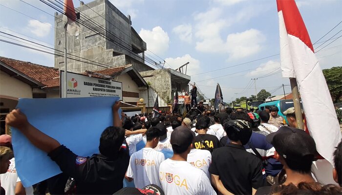 Ratusan massa berunjuk rasa di Kantor Bawaslu Kabupaten Sukabumi.(sule)