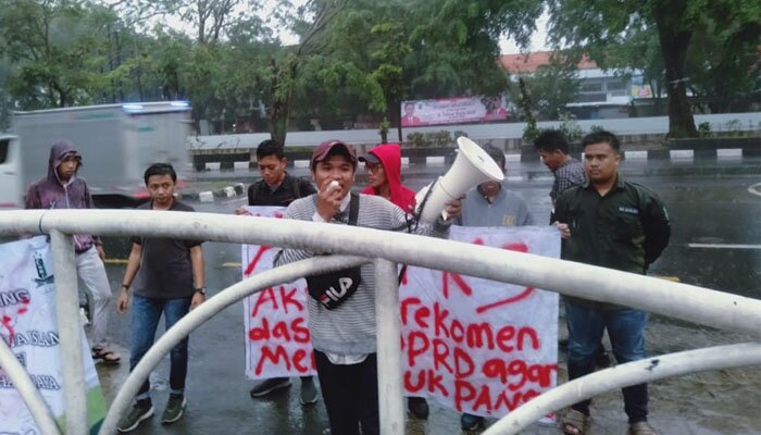 Aksi unjuk rasa warga di depan DPRD Kota Bekasi. (saban)