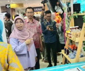 Ketua Deskranada Kota Depok Elly Farida Idris saat meninjau stand di Depok Expo 2019. (anton)