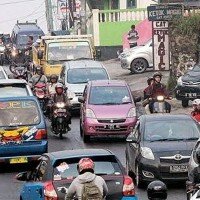 1.Kondisi kemacetan di Jl. Raya Sawangan yang mendesak diperlebar. (anton)