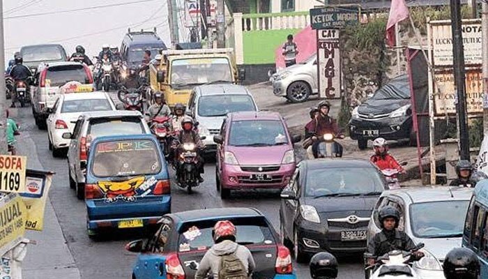 1.Kondisi kemacetan di Jl. Raya Sawangan yang mendesak diperlebar. (anton)