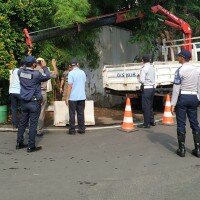 Petugas sedang melakukan pemasangan MCB disepanjang Jalan Jalan Simprug Golf 2. (wandi)
