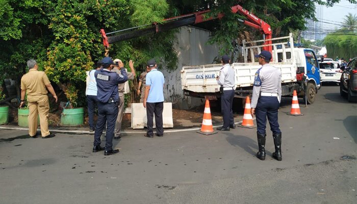 Petugas sedang melakukan pemasangan MCB disepanjang Jalan Jalan Simprug Golf 2. (wandi)