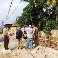 Jajaran DPUPR Kota Depok saat mengecek kegiatan pembangunan Jembatan Ratujaya, Jl. Raya Citayam, Cipayung. (anton)