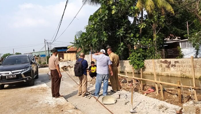 Jajaran DPUPR Kota Depok saat mengecek kegiatan pembangunan Jembatan Ratujaya, Jl. Raya Citayam, Cipayung. (anton)