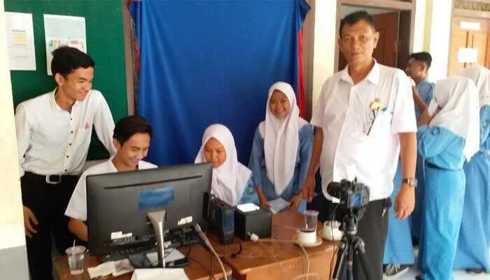 Suasana perekaman KTP el di sekolah-sekolah wilayah Kabupaten Bekasi. (saban)