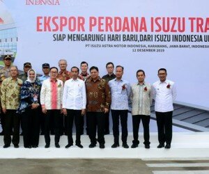 Presiden Jokowi saat melepas ekspor perdana Isuzu Traga, di pabrik perakitan PT IAMI di Kawasan Industri Suryacipta, Karawang Timur (ist)