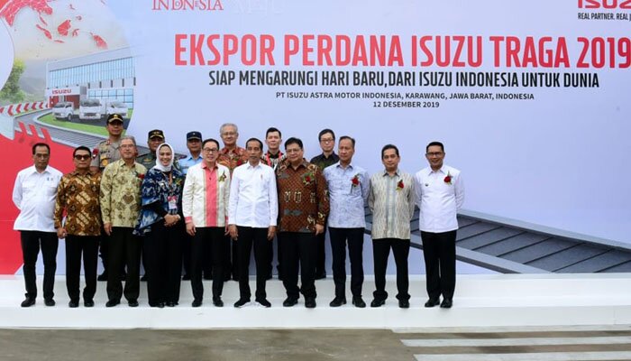Presiden Jokowi saat melepas ekspor perdana Isuzu Traga, di pabrik perakitan PT IAMI di Kawasan Industri Suryacipta, Karawang Timur (ist)