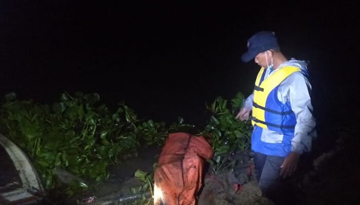 Petugas saat mengevakuasi mayat tak dikenal dari waduk Jatiluhur.