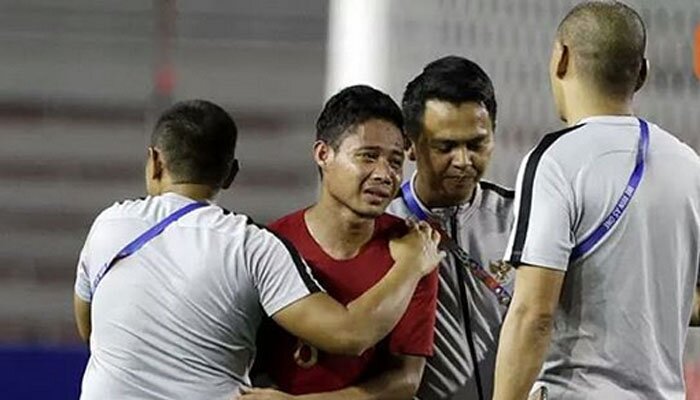 Evan Dimas harus ditarik keluar lapangan setelah cidera dihajar pemain Vietnam.