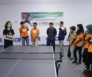 Evi Sumendap saat memberikan cara bermain tenis meja di hadapan siswa-siswa SMP. (ist)