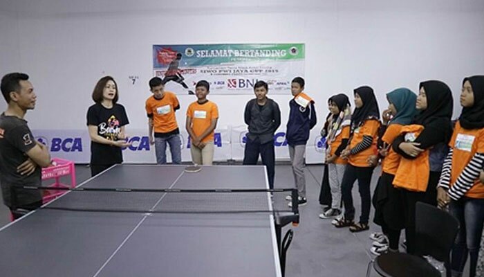 Evi Sumendap saat memberikan cara bermain tenis meja di hadapan siswa-siswa SMP. (ist)