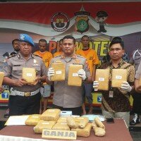 Kapolres didampingi Kasat Narkoba dan Kanit Narkoba Iptu Sinurat menjajar barang bukti ganja 18 kg dengan tiga pelaku pengedar jaringan Aceh (angga)