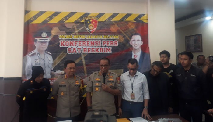 Kabid Humas Polda Metro Jaya Kombes Pol Yusri Yunus (tengah), Kapolres Jakarta Selatan Kombes Pol Bastoni Purnama (kedua dari kiri), Kasat Reskrim Polres Jakarta Selatan Kompol Andi Sinjaya (kedua dari kanan), di Polres Jakarta Selatan, Selasa (24/12/2019).(firda)