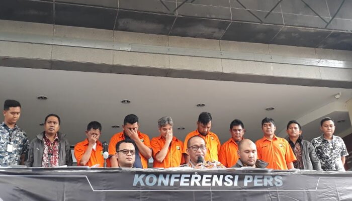 Wakil Direktur Reserse Kriminal Umum Polda Metro Jaya AKBP Dedy Murti (kiri), Kabid Humas Polda Metro Jaya Kombes Pol Yusri Yunus (tengah), di Polda Metro Jaya, Jakarta Selatan, Jumat (20/12/2019).