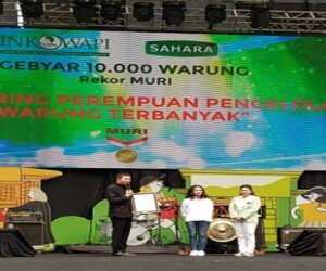 CEO Sahara Farah menerima piagam penghargaan dari Muri atas pemecahan rekor Gebyar 10.000 Warung. (ist)