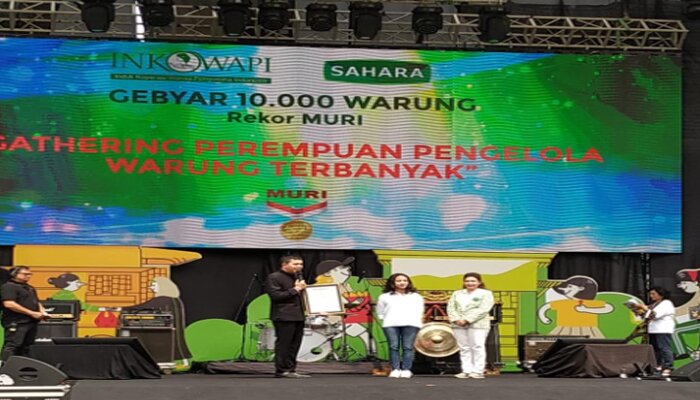 CEO Sahara Farah menerima piagam penghargaan dari Muri atas pemecahan rekor Gebyar 10.000 Warung. (ist)