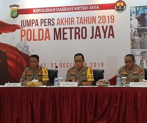 Kapolda Metro Jaya Komjen Gatot Eddy Pramono (tengah), Kabid Humas Polda Metro Jaya Kombes Pol Yusri Yunus (kanan), di Polda Metro Jaya, Jakarta Selatan