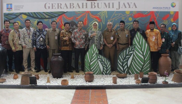 Foto bersama Sekretaris Daerah (Sekda) Kabupaten Serang, Tubagus Entus Mahmud Sahiri, didampingi Kepala Diskoperindag Abdul Wahid, Deputi Airport Service Fasility PT Angkasa Pura II Hufron Kurniadi, dan Kepala Dinas Pariwisata (Dispar) Provinsi Banten Eneng Nurcahyati usai peresmian promosi Gerabah di Bandara Internasional Soekarno-Hatta, Cengkareng, Tangerang