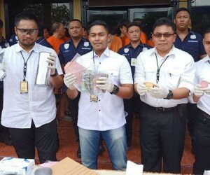 Kasat Reskrim Polres Metro Jakarta Barat Kompol Teuku Arsya menunjukkan barang bukti hasil perjudian (ilham)