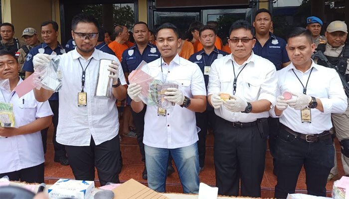 Kasat Reskrim Polres Metro Jakarta Barat Kompol Teuku Arsya menunjukkan barang bukti hasil perjudian (ilham)