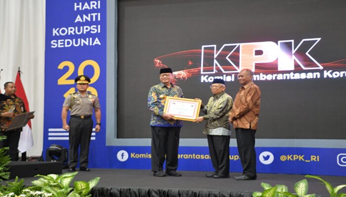 Gubernur Banten Wahidin Halim saat menerima penghargaan dalam kategori Pemerintah Provinsi atas Capaian Implementasi Pencegahan Korupsi dari Wakil Presiden Ma'ruf Amin.