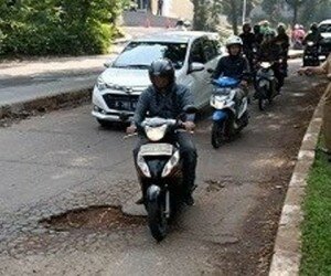 Sekda Kota Depok Hardiono saat melihat langsung lokasi kerusakan badan Jl. Raya GDC Depok yang menimbulkan korbab jiwa. (anton)