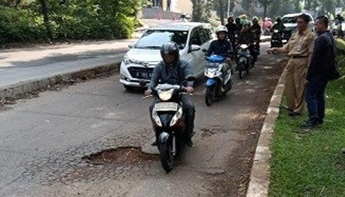 Sekda Kota Depok Hardiono saat melihat langsung lokasi kerusakan badan Jl. Raya GDC Depok yang menimbulkan korbab jiwa. (anton)