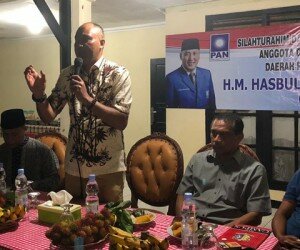 Anggota DPRD Propinsi Jabar Hasbullah saat dialog dengan warga Kampung Rawa Denok RW 08 Kel. Rangkapan Jaya Baru. (anton)