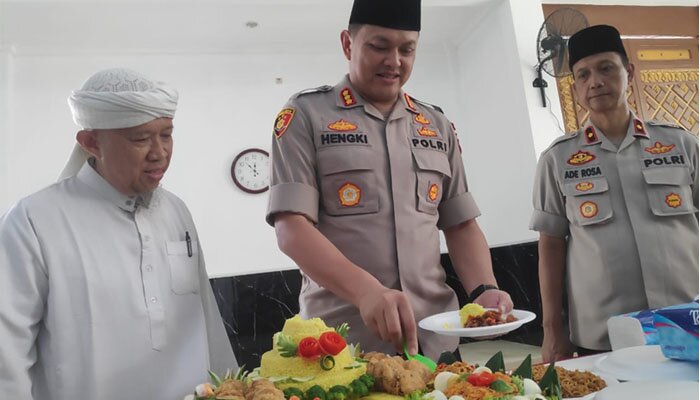 Kapolres Metro Jakarta Barat Kombes Hengki Haryadi memotong tumpeng didampingi Ketua pembangunan Mesjid AL Hikmah Haji Artani dan Kapolsek Palmerah Kompol Ade Rosa