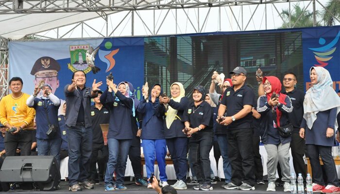 Al Muktabar melepas burung saat membuka acara Hari Kesehatan Nasional (HKN) ke-55 tingkat Provinsi Banten