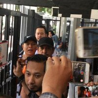 Ibra Azhari dibawa dari Gedung Direktorat Reserse Narkoba Polda Metro Jaya menuju Puslabfor Mabes Polri, pada Senin (30/12/2019). (firdha)
