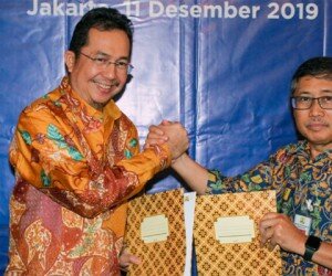 Perjanjian Kerja Sama yang ditandatangani oleh Direktur Kepesertaan BPJAMSOSTEK E. Ilyas Lubis dan Direktur Jenderal Bina Konstruksi Syarif Burhanuddin di Hotel Ambhara Jakarta Selatan, Rabu (11/12).(rihadin)