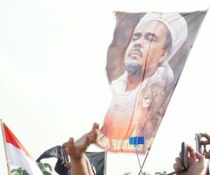 Bendera besar bergambar Imam Besar Front Pembela Islam (FPI) Habib Rizieq Shihab dikibarkan saat reuni 212. (ikbal)