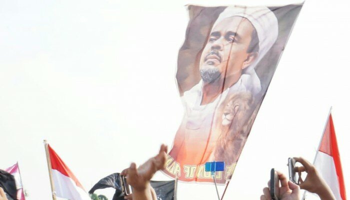 Bendera besar bergambar Imam Besar Front Pembela Islam (FPI) Habib Rizieq Shihab dikibarkan saat reuni 212. (ikbal)