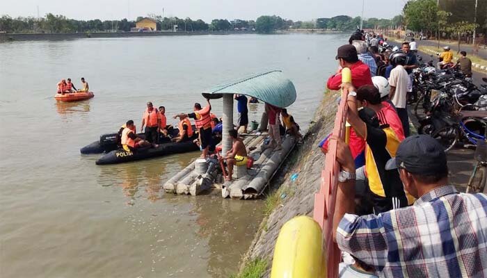 Petugas BPBD Indramayu bersama jajaran Polres Indramayu mencari korban tenggelam di Waduk Bojongsari Indramayu, beberapa waktu lalu. (taryani)