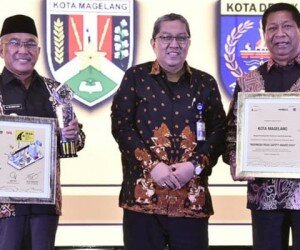 Wali Kota Depok Muhammad Idris saat menerima penghargaan IRSA tahun 2019. (anton)