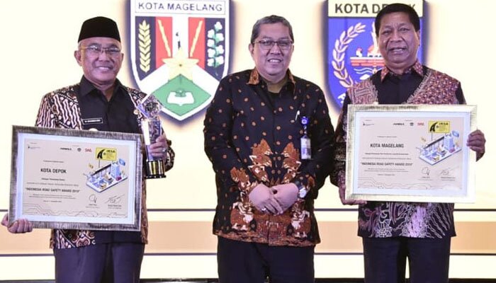 Wali Kota Depok Muhammad Idris saat menerima penghargaan IRSA tahun 2019. (anton)