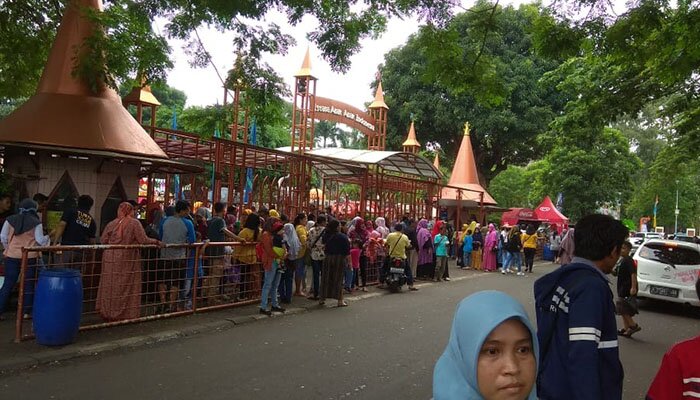 warga saat antri untuk masuk ke istana anak-anak. (ifand)