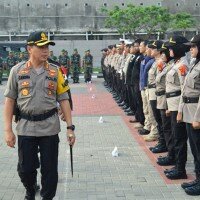 Kapolres Bekasi Kombes Pol Candra Sukma Kumara saat memeriksa pasukan dalam Apel persiapan Operasi Lilin Jaya 2019.(lina)