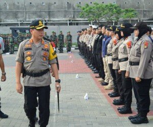 Kapolres Bekasi Kombes Pol Candra Sukma Kumara saat memeriksa pasukan dalam Apel persiapan Operasi Lilin Jaya 2019.(lina)