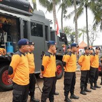 Team SAR dari Batalyon Sat Brimob Polda Metro Jaya pun dikerahkan untuk memback up penjaga pantai Pantai Indah Ancol. (yahya)