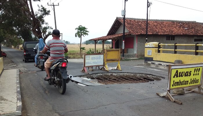 Jembatan ambles di Desa Manggungan, Kecamatan Terisi, Indramayu, Jabar, masih dilintasi pengendara. (taryani)